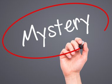 Adam el gizemli siyah kalemi ile görsel ekranda yazma..