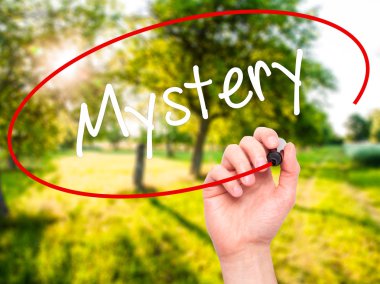 Adam el gizemli siyah kalemi ile görsel ekranda yazma..