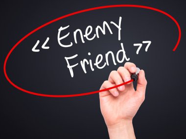 Adam el düşman - görsel scre üzerinde siyah kalemi ile arkadaş yazma