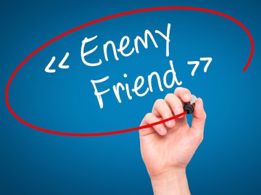 Adam el düşman - görsel scre üzerinde siyah kalemi ile arkadaş yazma