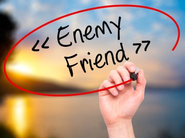 Adam el düşman - görsel scre üzerinde siyah kalemi ile arkadaş yazma