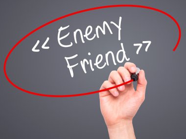 Adam el düşman - görsel scre üzerinde siyah kalemi ile arkadaş yazma