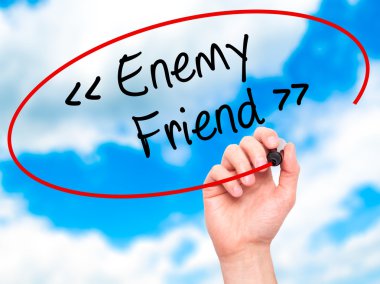 Adam el düşman - görsel scre üzerinde siyah kalemi ile arkadaş yazma