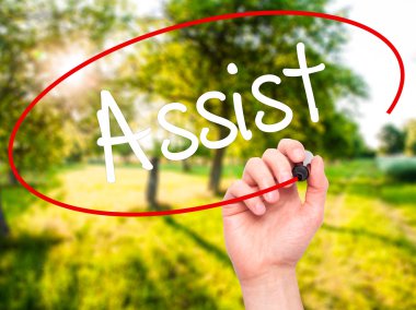 Adam el yardımcı görsel ekranda siyah kalemi ile yazma.