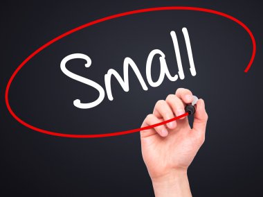 Adam el küçük siyah kalemi ile görsel ekranda yazma..