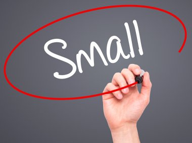 Adam el küçük siyah kalemi ile görsel ekranda yazma..