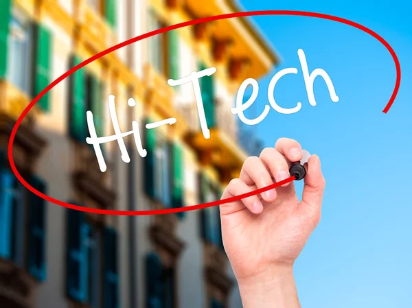 Man Hand skriva Hi-Tech med svart markering på visuella skärm. — Stockfoto