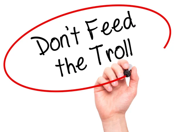 Man Hand schrijven Don't Feed the Troll met zwarte marker op visua — Stockfoto