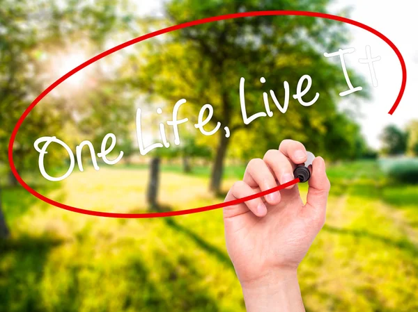 Чоловік Рука написав One Life Live It з чорним маркером на візуальному sc — стокове фото