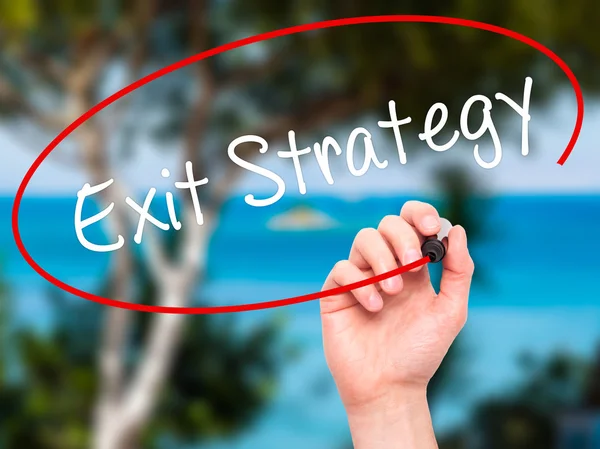 Man Hand writing Exit Strategy con marcador negro en solapa visual —  Fotos de Stock