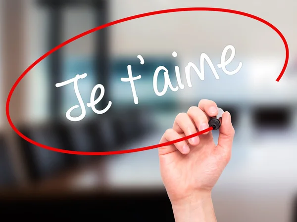 Ręką człowieka pisząc Je t'aime (I kocham cię w języku francuskim) z czarny m — Zdjęcie stockowe