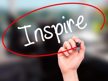 Adam el Inspire siyah kalemi ile görsel ekranda yazma.