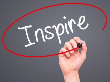 Adam el Inspire siyah kalemi ile görsel ekranda yazma.