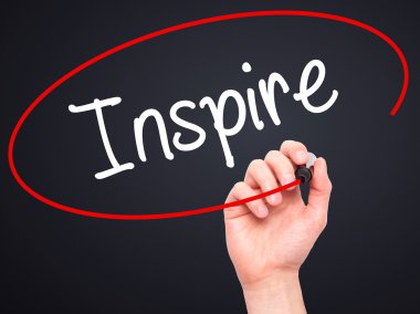 Adam el Inspire siyah kalemi ile görsel ekranda yazma.