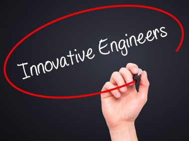 Adam el yenilikçi mühendisler ile siyah kalemi visua üzerinde yazma.