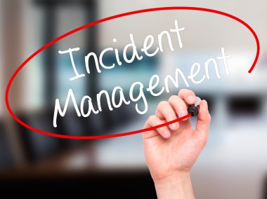 Adam el olay yönetim ile siyah kalemi görsel üzerinde yazılı.