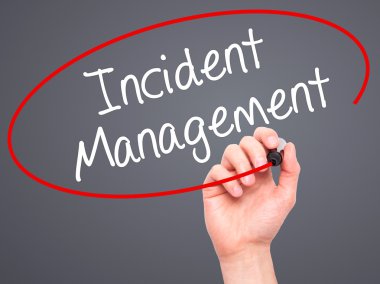 Adam el olay yönetim ile siyah kalemi görsel üzerinde yazılı.