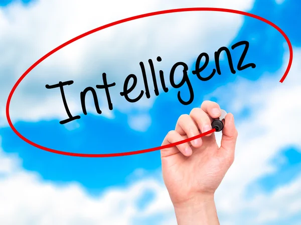 Man Hand schrijven Intelligenz (Intelligence in Duits) met zwart — Stockfoto