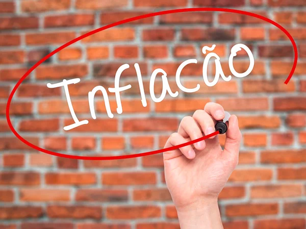 Рука людини написання Infacao (інфляції португальською мовою) з чорним ма — стокове фото