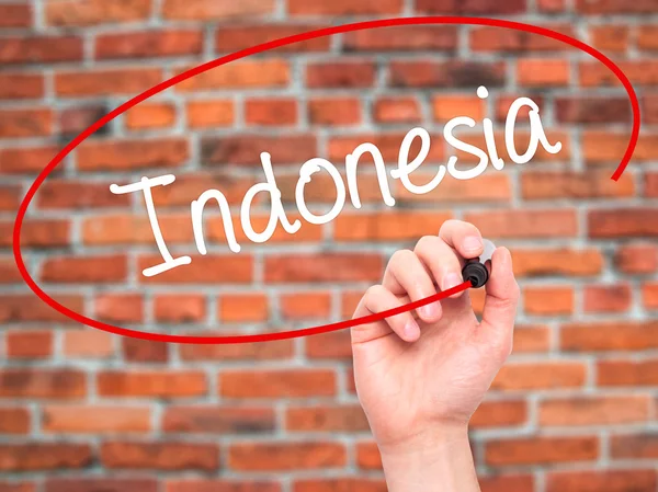 男人手在可视屏幕上用黑色记号笔写印度尼西亚 — 图库照片