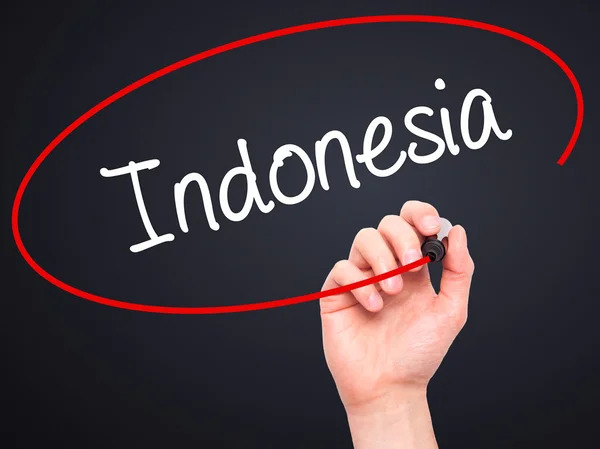 Человек-рука пишет Индонезии с черным маркером на экране — стоковое фото