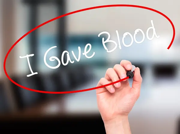 Man Hand skriver jag gav blod med svart markering på visuella skärm — Stockfoto