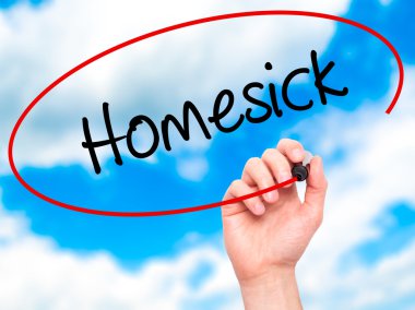 Adam el Homesick siyah kalemi ile görsel ekranda yazma.