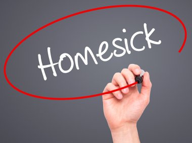 Adam el Homesick siyah kalemi ile görsel ekranda yazma.