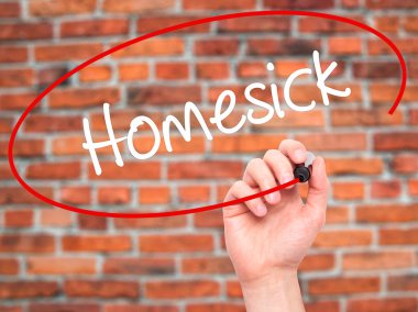 Adam el Homesick siyah kalemi ile görsel ekranda yazma.