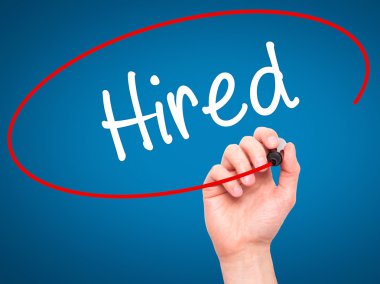 Adam el Kiralık katil ile siyah kalemi görsel ekranda yazma.