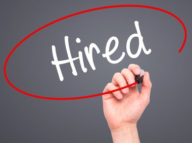 Adam el Kiralık katil ile siyah kalemi görsel ekranda yazma.