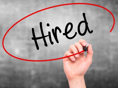 Adam el Kiralık katil ile siyah kalemi görsel ekranda yazma.