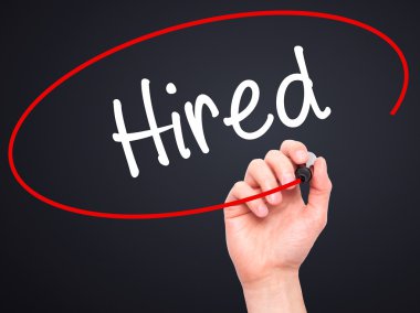 Adam el Kiralık katil ile siyah kalemi görsel ekranda yazma.