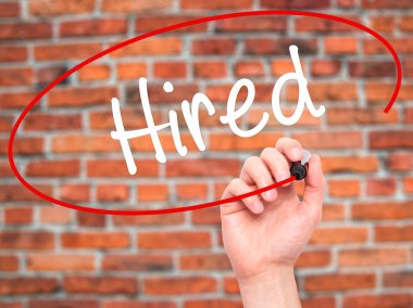 Adam el Kiralık katil ile siyah kalemi görsel ekranda yazma.