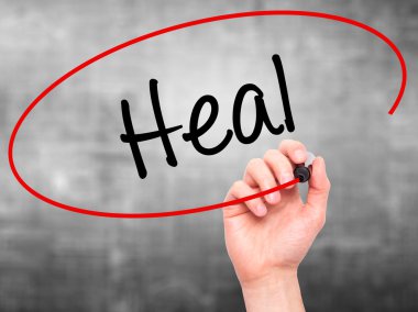 Adam el Heal siyah kalemi ile görsel ekranda yazma.