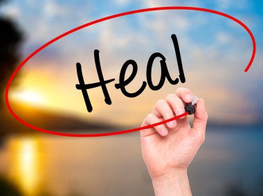 Adam el Heal siyah kalemi ile görsel ekranda yazma.