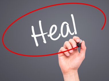 Adam el Heal siyah kalemi ile görsel ekranda yazma.