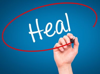 Adam el Heal siyah kalemi ile görsel ekranda yazma.