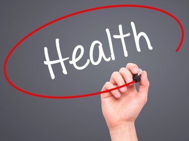 Adam el sağlık siyah kalemi ile görsel ekranda yazma.