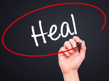 Adam el Heal siyah kalemi ile görsel ekranda yazma.