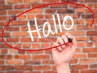 Adam el Hallo (Merhaba Almanca) ile siyah kalemi v üzerinde yazma.