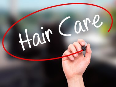 Adam el saç bakımı ile siyah kalemi görsel ekranda yazma