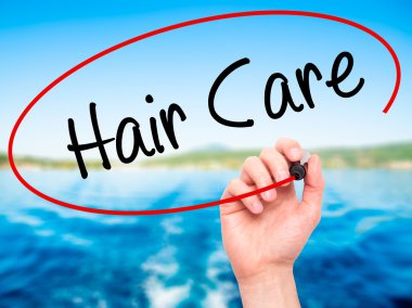 Adam el saç bakımı ile siyah kalemi görsel ekranda yazma