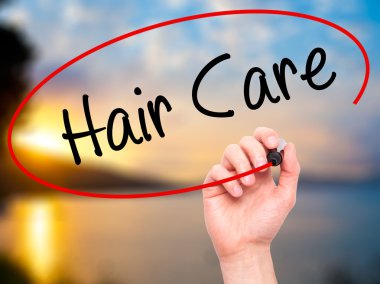 Adam el saç bakımı ile siyah kalemi görsel ekranda yazma