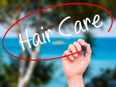 Adam el saç bakımı ile siyah kalemi görsel ekranda yazma