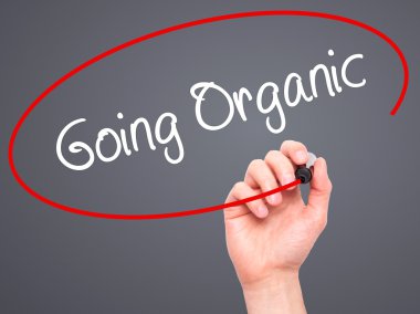 Adam el gidiş organik siyah kalemi ile görsel dağ eteğindeki taş yığını üzerinde yazma