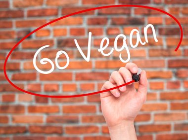 Adam el gitmek Vegan siyah kalemi ile görsel ekranda yazma.