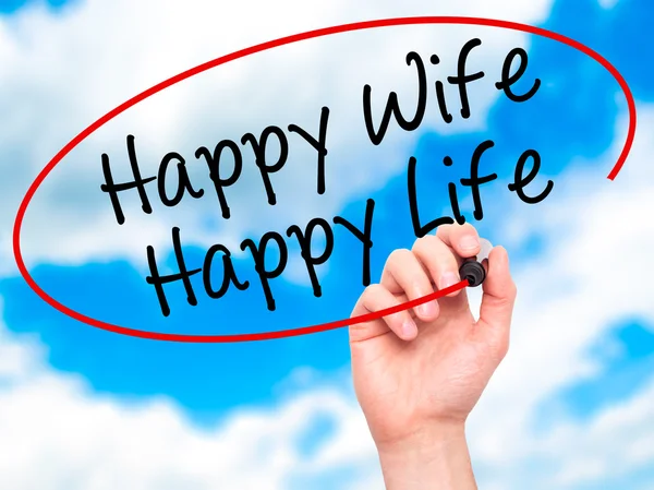 Man Hand writing Happy Wife Happy Life with black marker on visu — Φωτογραφία Αρχείου