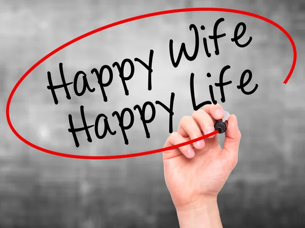 Man Hand writing Happy Wife Happy Life with black marker on visu — Zdjęcie stockowe