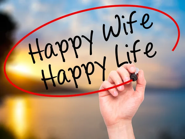 Man Hand writing Happy Wife Happy Life with black marker on visu — Stok fotoğraf